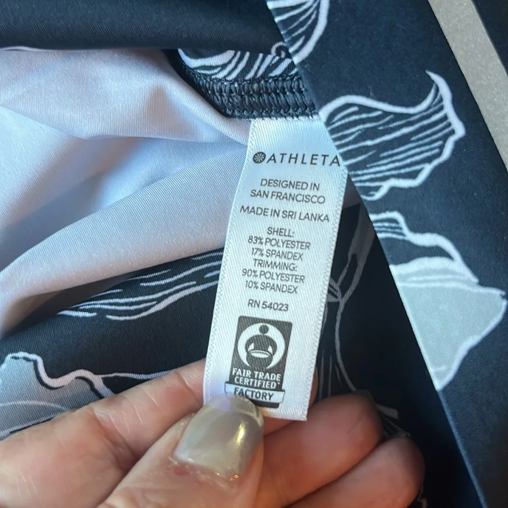 EUC Athleta athletic navy floral skirt, size Large